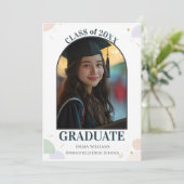 Invitation  Minimalist Arch Photo Graduation Announcement  (Debout devant)