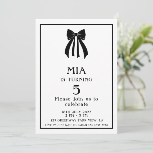 Invitation Minimalist Modern Black Coquette Bow  (Debout devant)