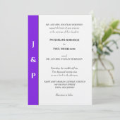 Invitation Minimaliste Violet Monogramme Blanc  (Debout devant)