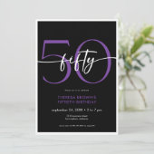 Invitation Minuscule violet moderne Cinquante Script Annivers (Debout devant)