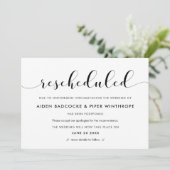 Invitation Mise à jour de la date de mariage reprogrammée (Debout devant)