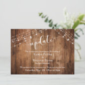 Invitation Mise à jour de mariage reporté, bois rustique et l (Debout devant)
