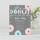 Invitation Mlle This Party Birthday de beignet (Debout devant)