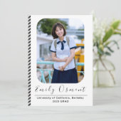 Invitation Modèle d'invitation de fin d'études élégant et att (Debout devant)