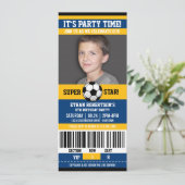 Invitation Modèle photo d'anniversaire de football (Debout devant)