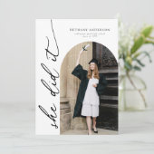 Invitation Modern Arch Photo She Did It Graduation (Debout devant)