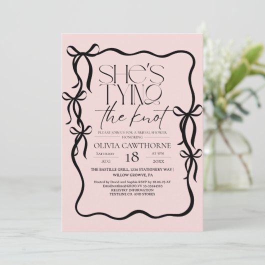 Invitation Modern Black and Pink Bow Bridal Shower (Debout devant)