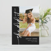 Invitation Modern Black She Did It Photo Graduation (Debout devant)