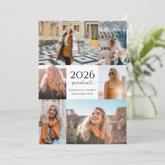 Invitation Modern Black + White Script 2026 Graduation (Debout devant)