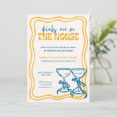 Invitation Modern Housewarming Party Drinks Are On the House (Debout devant)