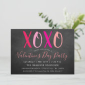 Invitation Modern Hugs & Kisses (XOXO) Saint-Valentin (Debout devant)