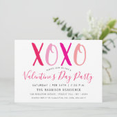 Invitation Modern Hugs & Kisses (XOXO) Saint-Valentin (Debout devant)