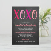 Invitation Modern Hugs & Kisses (XOXO) Saint-Valentin (Debout devant)