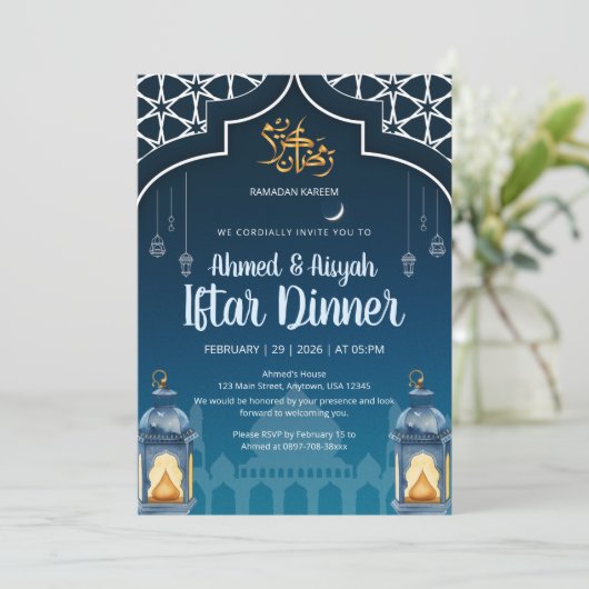 Invitation Modern Midnight Blue & Gold Lantern Iftar (Debout devant)