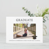 Invitation Modern Minimal Graduation Announcement with Photo (Debout devant)
