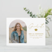 Invitation Modern minimalist gold and white photo graduation (Debout devant)