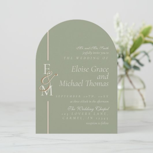 Invitation Modern Monogram Script Sage Green Arch Wedding (Debout devant)