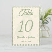 Invitation Modern Sage Green Wavy Stripe Wedding Table Number (Debout devant)