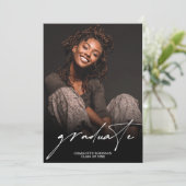 Invitation Modern Script Black White 4 Photo Graduation (Debout devant)