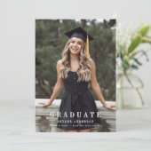 Invitation Modern Script Senior Photo Graduation (Debout devant)
