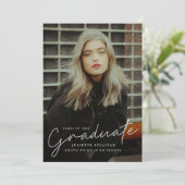 Invitation Modern Script Simple Photo Graduation Party (Debout devant)