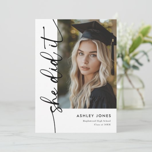 Invitation Modern Typography Photo Graduation (Debout devant)