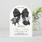 Invitation moderne Black Bow Graduation Arch (Debout devant)