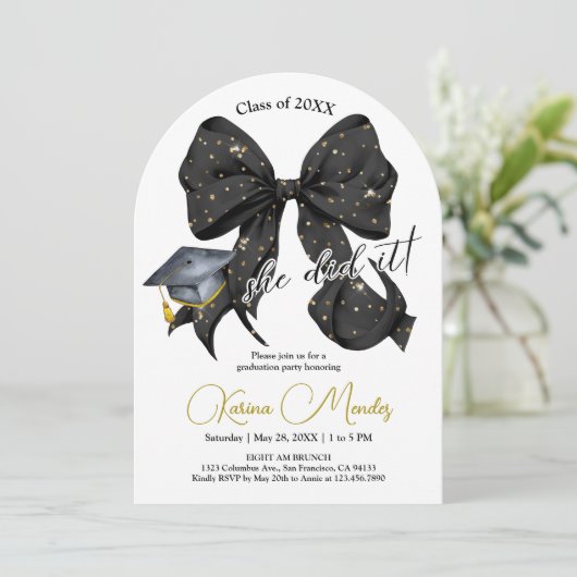 Invitation moderne Black Bow Graduation Arch (Debout devant)