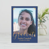 Invitation Moderne Bleue Graduation (Debout devant)