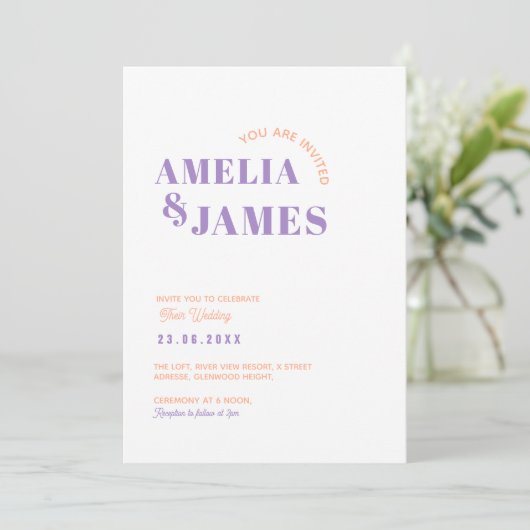 Invitation moderne Bold Wavy funky Lilac & Peach Mariage (Debout devant)