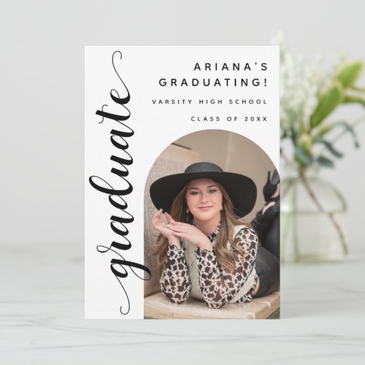 Invitation Moderne Chic Script Graduation Open House (Debout devant)