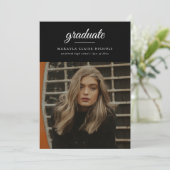 Invitation Moderne Classique Simple Script Photo Graduation (Debout devant)