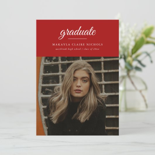 Invitation Moderne Classique Simple Script Red Photo Graduati (Debout devant)