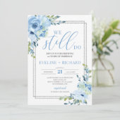 Invitation Moderne écrit à la main bleu floral argent nous so (Debout devant)
