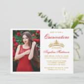 Invitation Moderne Elegant Red Gold Crown Photo Quinceanera (Debout devant)