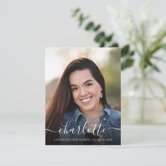 Invitation Moderne Élégant Script Photo Graduation (Debout devant)