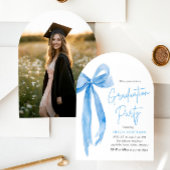 Invitation Moderne Elégant tendance Bleu Bow Graduation Arche