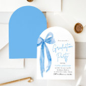 Invitation Moderne Elégant tendance Bleu Bow Graduation Arche