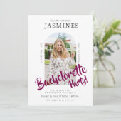 Invitation moderne et audacieuse pour une soirée d (Debout devant)