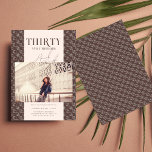 Invitation Moderne et élégant Trente | Photo du 30e anniversa<br><div class="desc">Célébrez n'importe quelle étape dans le style avec notre "Stylish Modern Birthday Photo Invitation." Cette invitation polyvalente et sophistiquée peut être customisée pour présenter n'importe quel âge, le rendant parfait pour les anniversaires, anniversaires ou toute célébration spéciale. Le design présente une bordure géométrique chic et une zone photo centrale pour...</div>