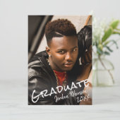 Invitation Moderne Graduate Hand Lettré Script Party (Debout devant)