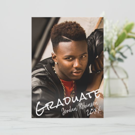 Invitation Moderne Graduate Hand Lettré Script Party (Debout devant)