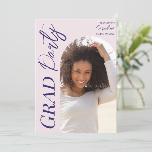 Invitation Moderne Graduation Party 2025 Script Arch Photo (Debout devant)