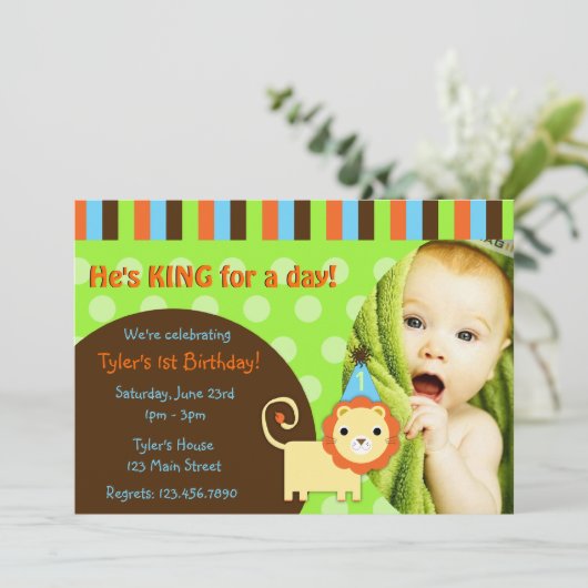 Invitation moderne mignon d'anniversaire de lion (Debout devant)