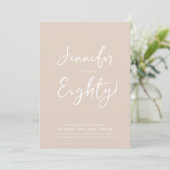 Invitation Moderne minimal 80e anniversaire Script Champagne (Debout devant)