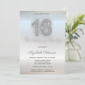 Invitation Moderne Minimaliste Argent Sweet 16 (Debout devant)