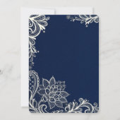 Invitation moderne motif de dentelle blanche mariage bleu mar (Dos)