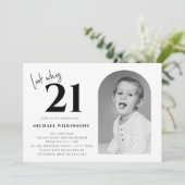 Invitation moderne noir et blanc pour hommes 21e anniversaire (Debout devant)