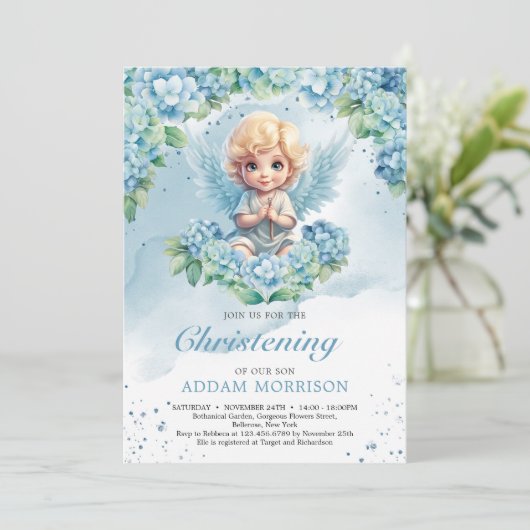 Invitation Moderne pastel bleu hydrangea garçon ange (Debout devant)