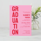 Invitation Moderne rose & rouge audacieux graduation de polic (Debout devant)